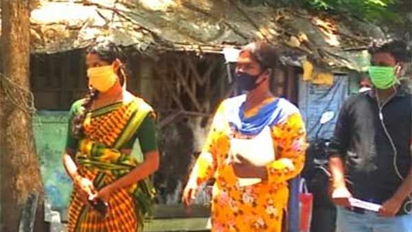 பணியில் திருநங்கைகள்