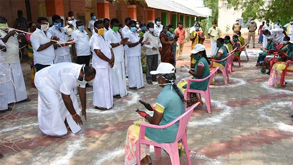 RB Udayakumar perform pada pooja to sweepers RB Udayakumar perform pada pooja to sweepers