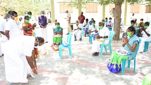 RB Udayakumar perform pada pooja to sweepers RB Udayakumar perform pada pooja to sweepers
