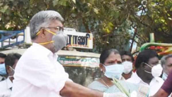 ரூ 150 மதிப்பிலான தொகுப்பு பைகள்