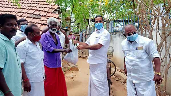 Trichy ADMK gives 2 lakhs for supplying free food Trichy ADMK gives 2 lakhs for supplying free food