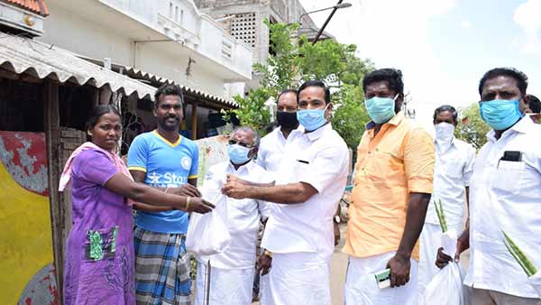 Trichy ADMK gives 2 lakhs for supplying free food Trichy ADMK gives 2 lakhs for supplying free food