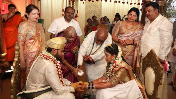 Coronavirus Lockdown Extension: Kumaraswamys son marries Congress leaders daughter today Coronavirus Lockdown Extension: Kumaraswamys son marries Congress leaders daughter today