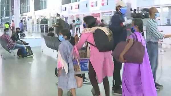 விமானத்தில் தனியாக பயணம்