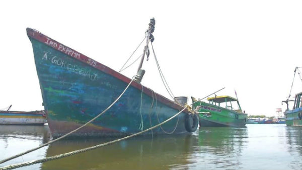 Fishermen are preparing for fishing in Puducherry Fishermen are preparing for fishing in Puducherry