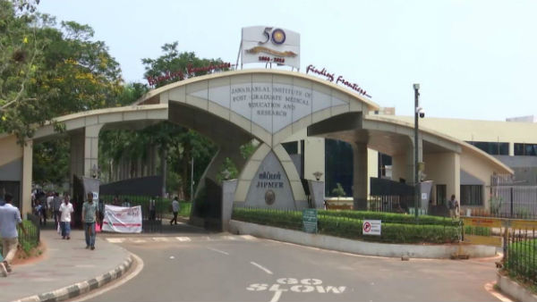 காசு கொடுத்து உதவிய அதிகாரிகள்