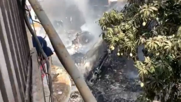 PIA’s Lahore-Karachi flight crashed on a residential area near Karachi airport- video PIA’s Lahore-Karachi flight crashed on a residential area near Karachi airport- video
