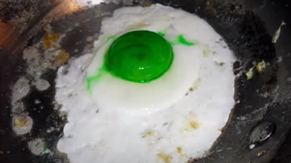 பயங்கரமான கலராயிருக்கே
