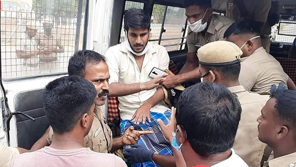 Kaduvetti Gurus son attacked by miscreants Kaduvetti Gurus son attacked by miscreants