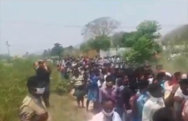 Long queue seen outside a liquor shop in Chittoor; social distancing norms flouted Long queue seen outside a liquor shop in Chittoor; social distancing norms flouted