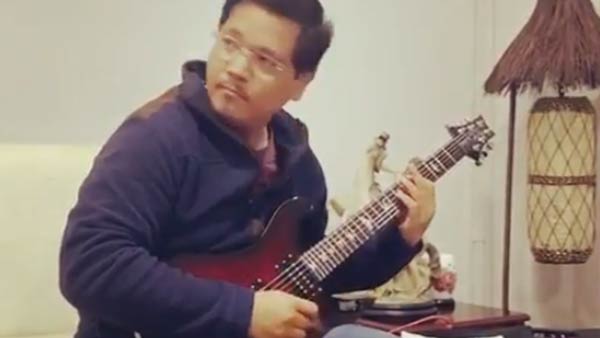 கிதாரில் அயர்ன் மேய்டன் பாடல்