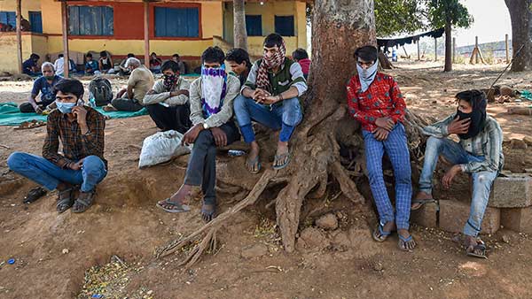 சுகாதார பணிகள் செய்கிறார்கள்