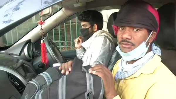 கார்களில் கிளம்பினர்