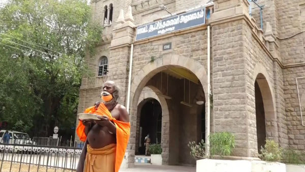 பள்ளிகளுக்கு உதவி