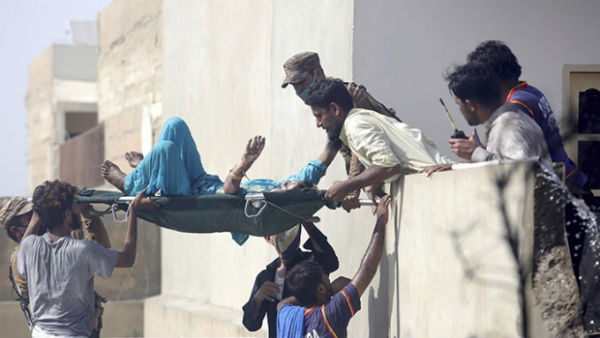 இரு பயணிகள் தப்பினர்