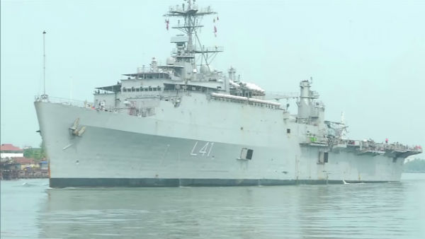 INS Jalashwa arrives at Kochi with 698 Indians INS Jalashwa arrives at Kochi with 698 Indians