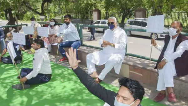 Yashwant Sinha Arrested, hold Dharna for migrant workers Yashwant Sinha Arrested, hold Dharna for migrant workers