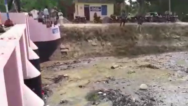 Farmers welcome Cauvery Water with flowers near Pudukkottai Farmers welcome Cauvery Water with flowers near Pudukkottai