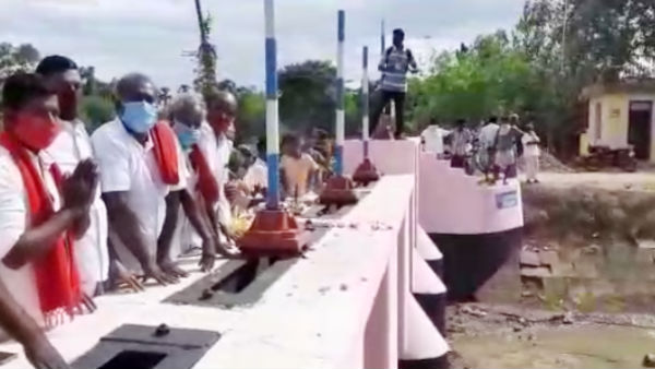 Farmers welcome Cauvery Water with flowers near Pudukkottai Farmers welcome Cauvery Water with flowers near Pudukkottai