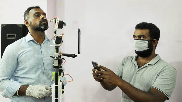கைகளை வெளியே நீட்டி