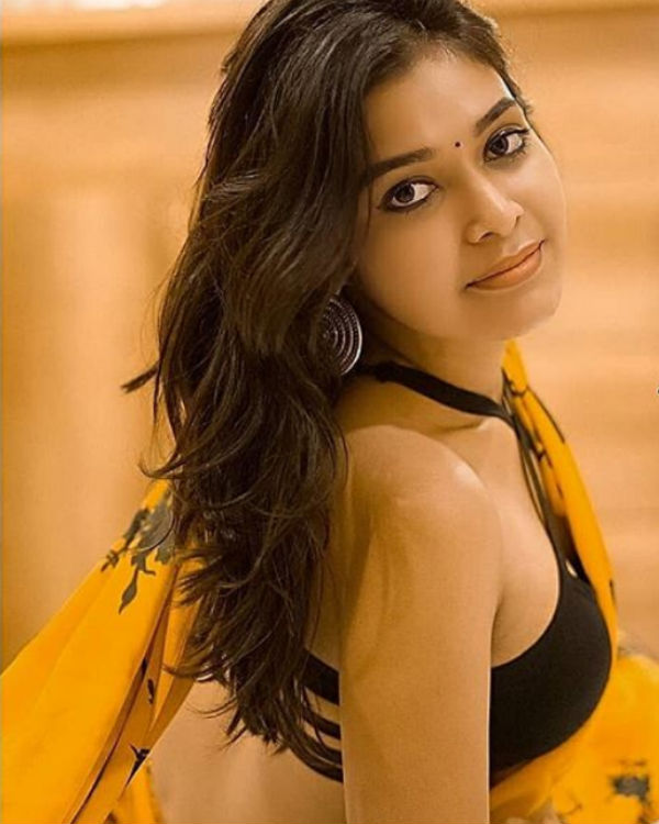 கருப்பு சேலையில் கலக்கல்