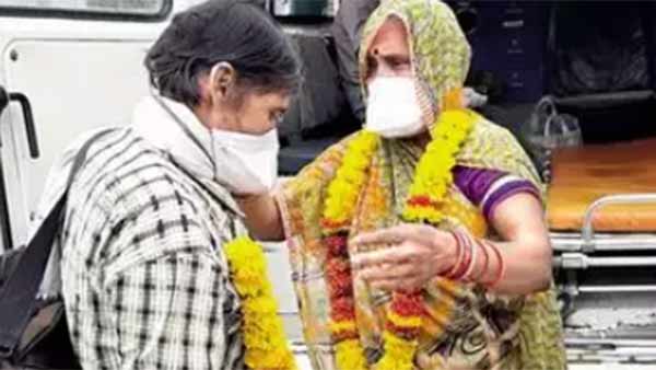 coronvirus: elderly couple beat corona and together marry again coronvirus: elderly couple beat corona and together marry again