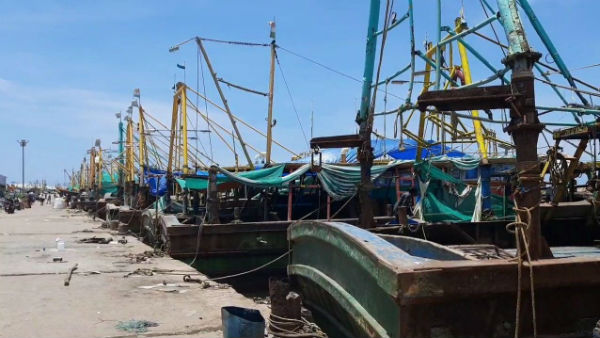 Fishermen in Puducherry did not go to sea for fishing Fishermen in Puducherry did not go to sea for fishing