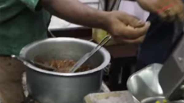 மக்கள் இடையே கூட்டம்