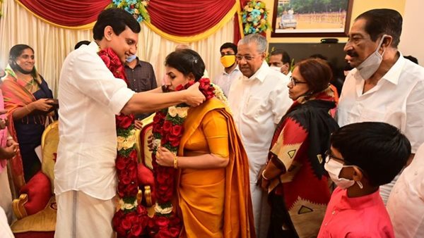 கேரள முதல்வர் பினராயி விஜயன் மகள் வீணா திருமணம்.. டிஒய்எஃப்ஐ தலைவர் முகமது ரியாசை மணந்தார்