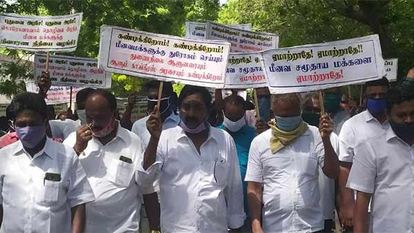 Puducherry Fishermen protest against Governor Kiran Bedi Puducherry Fishermen protest against Governor Kiran Bedi