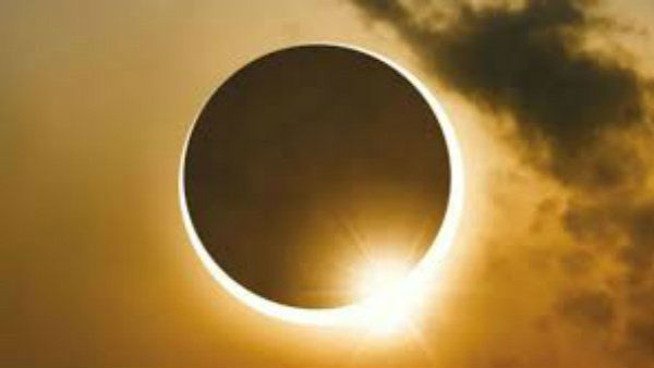 வெறும் கண்ணால் பார்க்காதீங்க