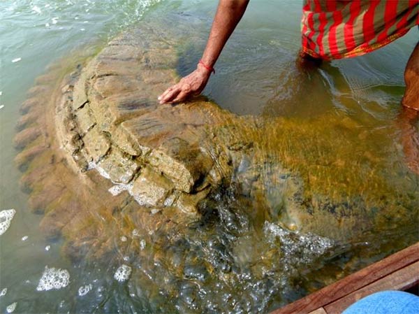 ஆற்றில் மூழ்கிய கோவில்கள்