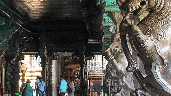 சிலைகளை தொடக் கூடாது