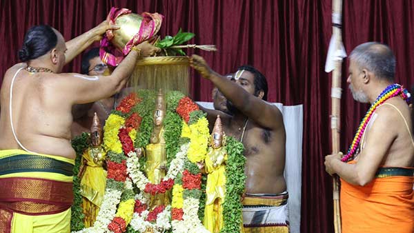 மலையப்பசுவாமிக்கு அபிஷேகம்