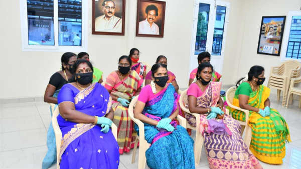 இடைவெளியோடு அமர்ந்த தொண்டரணி