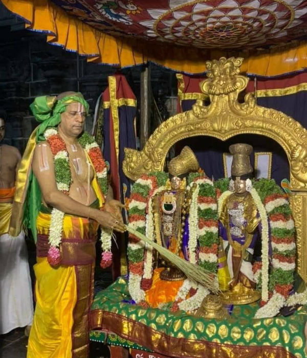 Srirangam Sri Ranganathaswamy gifts to Aandal for Aadi Pooram Srirangam Sri Ranganathaswamy gifts to Aandal for Aadi Pooram