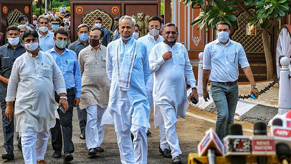 MLAs who support Rajasthan Chief Minister Ashok Gehlot may be leaving for Jaisalmer today MLAs who support Rajasthan Chief Minister Ashok Gehlot may be leaving for Jaisalmer today