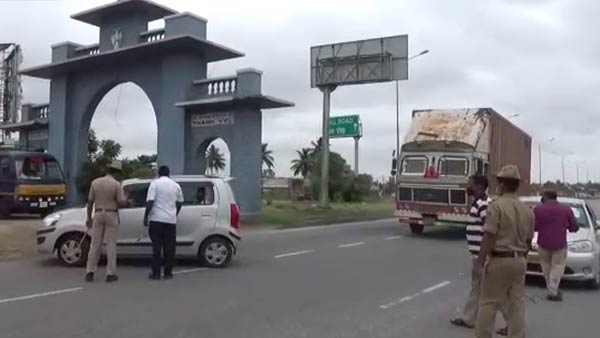 காத்திருக்கும் மக்கள்