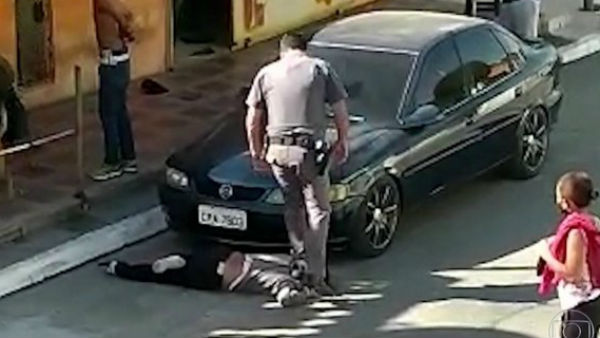 Brazil: Outrage over São Paulo policeman stepping on womans neck Brazil: Outrage over São Paulo policeman stepping on womans neck