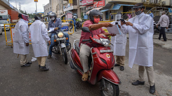 வெளியே செல்கிறார்கள்
