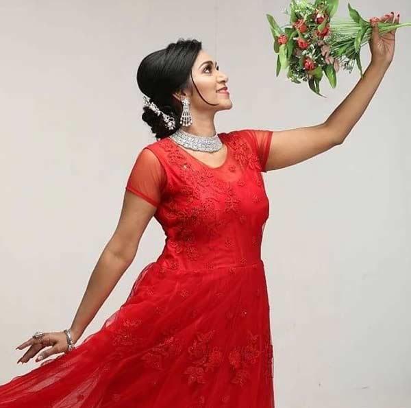 நீளமான கருத்த முடி
