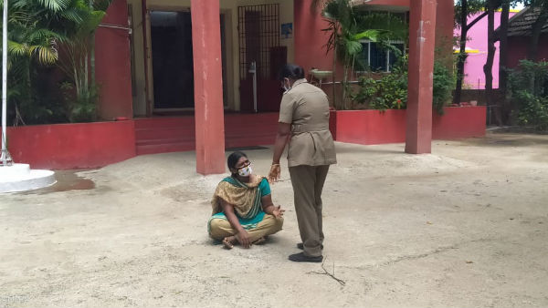 ambur woman protest against vellore dmk cadre ambur woman protest against vellore dmk cadre