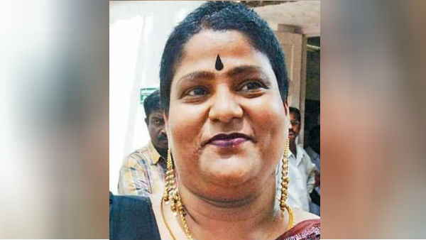 Mysterious people broke actress mayas car in chennai Mysterious people broke actress mayas car in chennai