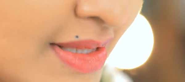 உதட்டோர மச்சம்