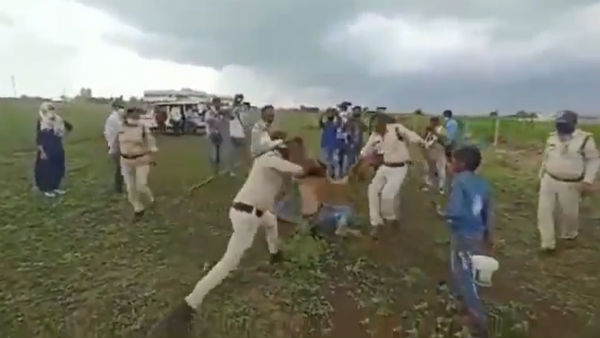 The dalit farmer couple have been beaten by Madhya Pradesh police the sensational video goes viral The dalit farmer couple have been beaten by Madhya Pradesh police the sensational video goes viral