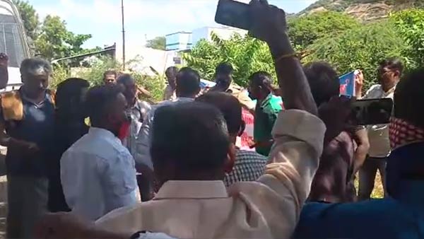 Village people protest to protect for Parambu Hills Village people protest to protect for Parambu Hills