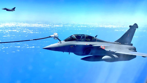 IAF Rafale jets midair refueling at 30,000 feet photos go viral IAF Rafale jets midair refueling at 30,000 feet photos go viral