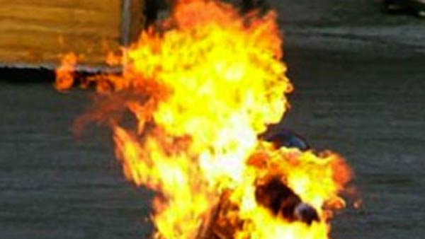 நடுரோட்டில் தீக்குளித்தார்