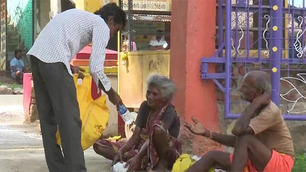 The youth from Thoothukudi selling tea and helping destitute people in Madurai The youth from Thoothukudi selling tea and helping destitute people in Madurai