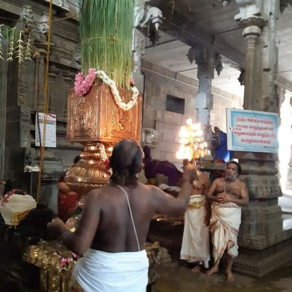 பக்தர்கள் குவிந்ததால் பரபரப்பு
